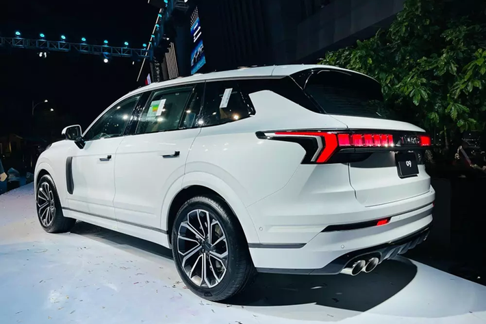 So với những đối thủ cùng phân khúc SUV cỡ lớn như Ford Explorer và Volkswagen Teramont, mẫu ôtô Trung Quốc này có lợi thế về giá bán. Tuy nhiên, Lynk & Co 09 lại đắt hơn đáng kể so với Hyundai Palisade có giá bán chỉ từ 1,469 tỷ đồng tại Việt Nam.