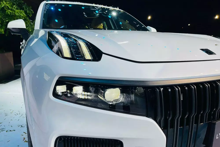 Trong sự kiện ra mắt, Lynk & Co đã giới thiệu 3 mẫu SUV là 01, 05 và 09. Tuy nhiên, vào thời điểm hiện tại, chỉ có Lynk & Co 09 2024 mới được công bố giá bán, khởi điểm từ 2,199 tỷ đồng. Giá bán này cũng không nằm ngoài dự đoán vì Lynk & Co vốn là thương hiệu được định vị khá cao cấp của tập đoàn Geely.