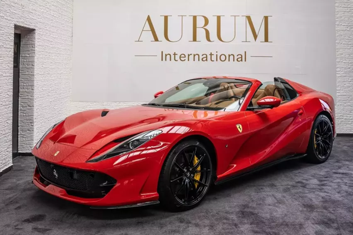 Ngay lập tức, thông tin siêu xe Ferrari 812 GTS Rosso 70th Anniversary chuẩn bị được nhập về Việt Nam đã gây sự chú ý của giới mê xe. 812 GTS hiện là chiếc xe Ferrari mui trần có khối động cơ V12 mạnh mẽ nhất có thể được mua một cách dễ dàng ở thời điểm hiện tại. Nếu siêu ngựa này đúng thực đã về Việt Nam, người chọn mua xe thật sự rất biết chơi.