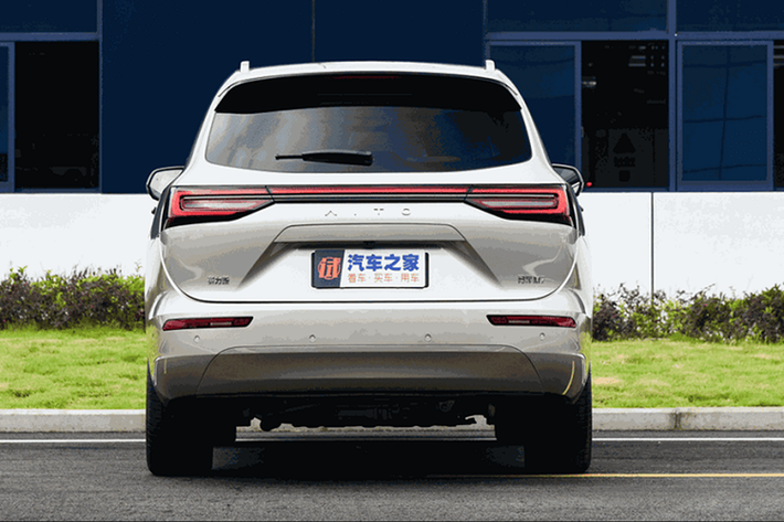 Phạm vi kết hợp là 1.300 km. Trong năm qua, M7 ghi nhận bán được 31.182 chiếc, kém hơn 15.000 chiếc so với M5 vốn bán được 47.358 chiếc trong 12 tháng qua.