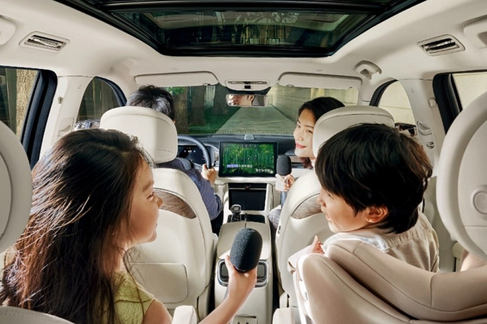 Mẫu xe năm chỗ có thể tích cốp tiêu chuẩn 686 lít, có thể tăng lên 1619 lít, đủ sức chứa ba mươi chiếc vali 20 inch. Bộ mở rộng phạm vi SUV cỡ lớn có hơn 27 cảm biến, hỗ trợ các chức năng ADS 2.0 của Huawei, như hỗ trợ đỗ xe, chuyển làn đường, tránh va chạm và phanh khẩn cấp tự động.