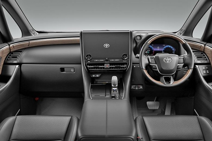 Hệ truyền động này khác hoàn toàn so với ở thị trường Nhật. Không chỉ ở Malaysia, Toyota Alphard 2024 hiện cũng bị quá tải đơn hàng tại quê nhà Nhật Bản. Người dùng muốn mua xe cũng phải mất khoảng 2 năm mới được nhận xe.
