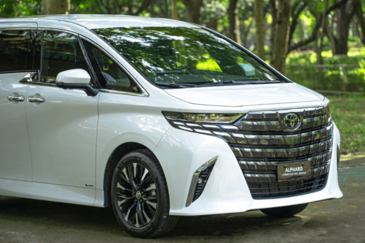 Hơn nữa, các trang bị động cơ của xe mà UMWT nhập khẩu chính hãng cũng có nhiều trang bị hấp dẫn hơn so với bản nội địa Nhật do đơn vị tư nhân nhập về. Tại thị trường Malaysia, Toyota Alphard 2024 do UMWT nhập khẩu chính hãng được trang bị động cơ 2.4L tăng áp cho công suất 274 mã lực và mô men xoắn 430 Nm.
