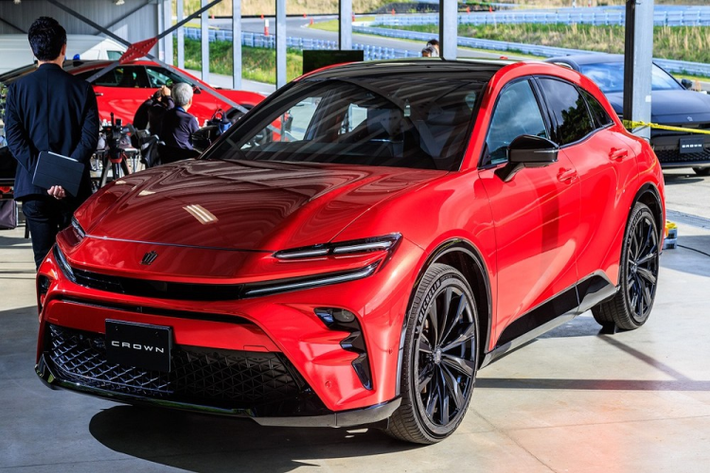 Lần đầu tiên được vén màn tại Nhật Bản vào năm ngoái, Crown Sport là 1 trong 4 phiên bản của dòng xe Toyota Crown thế hệ mới, bên cạnh Crown Crossover, Crown Sedan và Crown Estate. Mãi đến nay, hãng mới công bố giá bán của Toyota Crown Sport 2024 mới ở thị trường nội địa.