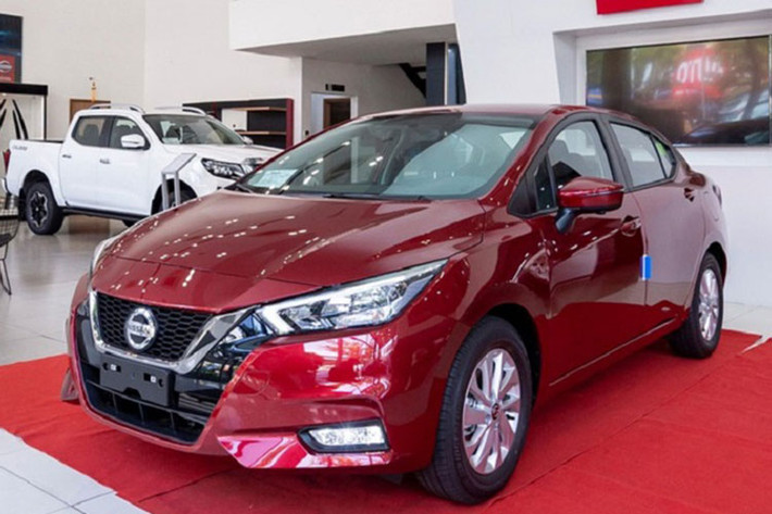 Nissan Almera Khách hàng mua xe Nissan Almera trong tháng này cũng được hỗ trợ 100% lệ phí trước bạ, tương đương mức ưu đãi lên đến 70 triệu đồng ở bản cao nhất. Hiện mẫu xe này đang được bán tại Việt Nam theo hình thức nhập khẩu với 2 phiên bản: CVT và CVT Cao cấp.
