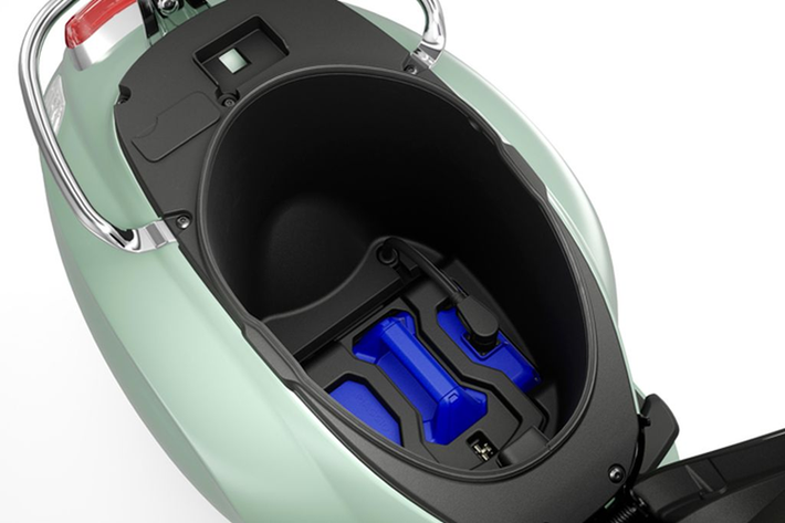 Trên phiên bản mới, Vespa Primavera và Sprint S đều có mâm, tay nắm và tấm chắn bùn phía trước mới. Vespa Primavera 2024 được phân phối với 3 phiên bản, gồm: Primavera, Primavera Tech và Elettrica.