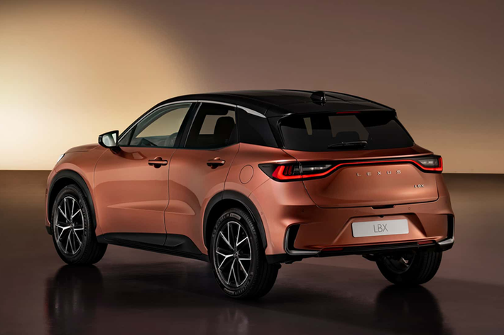 Tất cả các phiên bản của Lexus LBX 2024 đều có hệ thống treo trước thanh chống MacPherson trong khi phía sau sử dụng treo thanh xoắn cho các mẫu FWD và xương đòn kép đối với hệ dẫn động 4 bánh e-Four.