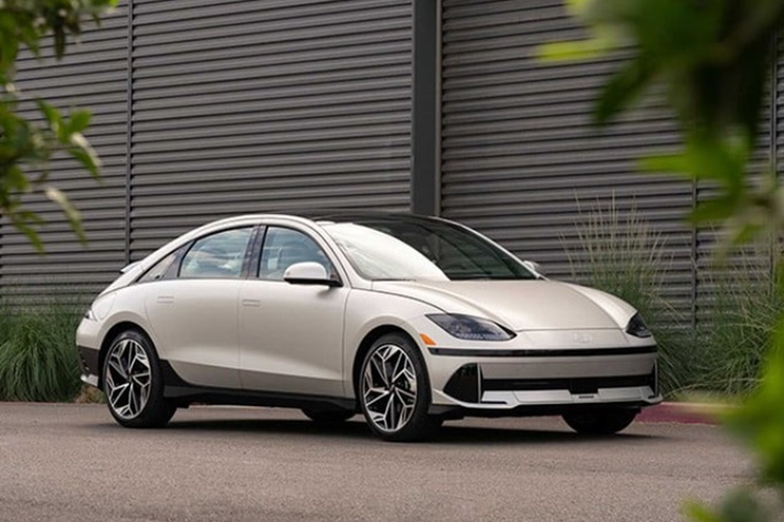 Edmunds đã tiến hành phân tích 43 mẫu xe điện tại thị trường Mỹ trong những năm qua. Trang web này sẽ đo khả năng sạc của xe điện bằng cách dùng công suất sạc (kW) chia cho tỉ lệ tiêu thụ điện năng (kWh/100 dặm) rồi nhân 100 để trả về kết quả cuối cùng là dặm/1 giờ sạc. Sau nghiên cứu, họ đánh giá xe điện của Hyundai và Kia có tốc độ sạc nhanh nhất thế giới.