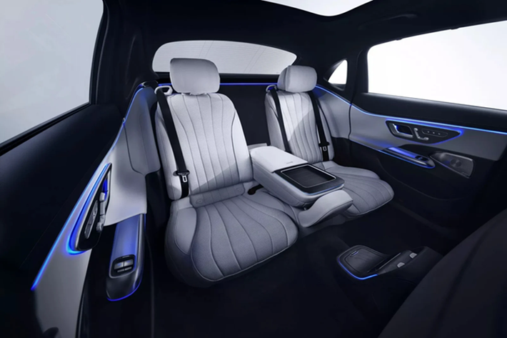 Tuy nhiên, hàng ghế sau E-Class L 2024 không trang bị màn hình giải trí dành riêng. Tại Trung Quốc, Mercedes-Benz E-Class L 2024 được trang bị động cơ 4 xi lanh cho 2 mức công suất khác nhau. Phiên bản E270L có công suất tối đa 201 mã lực, trong khi phiên bản E300L có công suất 255 mã lực.