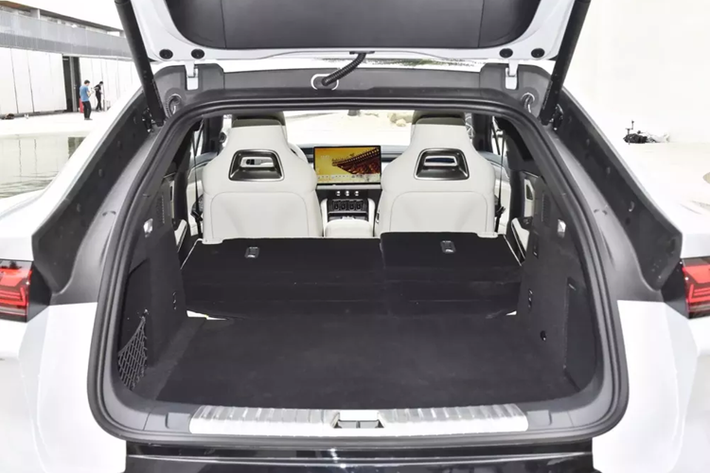 BYD Song L 2023 sử dụng nhiều chất liệu thể thao, tạo ấn tượng mạnh về thị giác, đồng thời, xe mới cũng giới thiệu cửa không khung. Kích thước bảng đồng hồ full LCD 10,25 inch trên xe không hề nhỏ, đồng thời màn hình điều khiển trung tâm 15,6 inch vẫn là hình dáng cổ điển của BYD, xe mới còn được bổ sung thêm AR-HUD 50 inch.