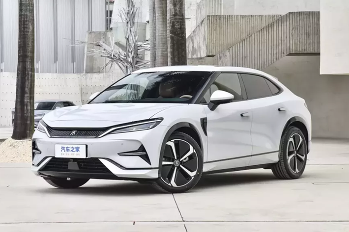 Tesla Model Y từng trở thành 1 trong những lựa chọn rất hấp dẫn cho khách hàng Trung Quốc khi chọn mua xe SUV điện, nhưng giờ đây, đã có nhiều đối thủ của nó được ra mắt, 1 trong đó là BYD Song L 2023, và quan trọng nhất vẫn là giá bán của xe có đủ hấp dẫn để lôi kéo những người chọn mua xe Tesla hay không.