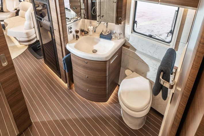 Chiếc mobihome này được tích hợp một gara nhỏ, đủ để chứa một chiếc xe có chiều dài tổng thể không quá 4,3m và cao không quá 1,36 m. Có khá ít mẫu xe có kích thước nhỏ như vậy, nhưng một chiếc coupe thể thao như Mazda Miata thì hoàn toàn phù hợp.