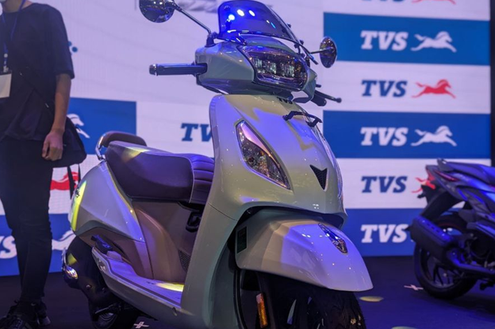 Ntorq được trang bị nhiều công nghệ hiện đại như tính năng kết nối với điện thoại, cho phép người lái ra lệnh bằng giọng nói, thông báo mạng xã hội, thông báo giao thức ăn, chỉ đường và thông tin hành trình (quãng đường còn lại, thời gian di chuyển còn lại…) thông qua màn hình điện tử full LCD.