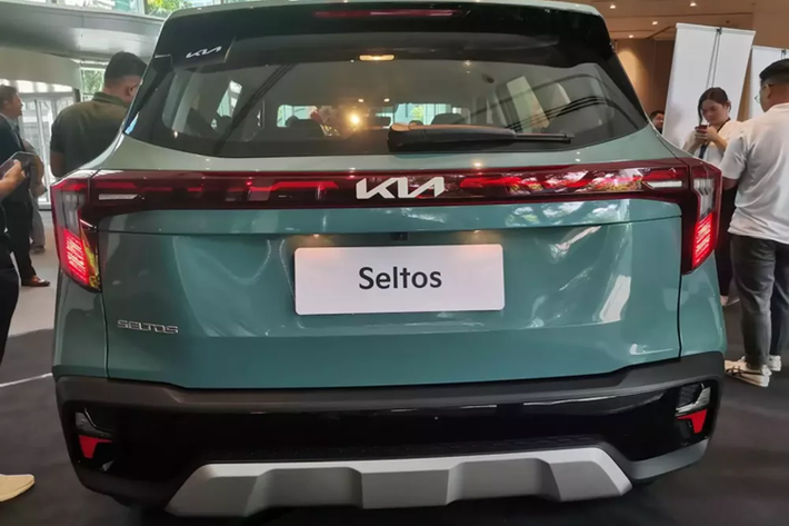 Động cơ này kết hợp cùng hộp số tự động ly hợp kép 7 cấp. Sau Philippines, Kia Seltos 2024 sẽ tiếp tục ra mắt những thị trường Đông Nam Á khác như Việt Nam. Hiện mẫu xe này vẫn có doanh số khá tốt ở thị trường Việt Nam nhờ giá hợp túi tiền.