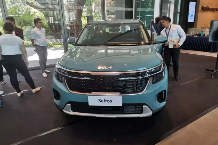 Ở thị trường Philippines, Kia Seltos mới có 3 phiên bản, bao gồm 1.5 LX, 1.5 EX và 1.4 Turbo SX với giá ban dao động từ 1,198 - 1,688 triệu Peso (khoảng 524 - 739 triệu đồng). mẫu xe SUV Kia Seltos 2024 dành cho thị trường Philippines sở hữu thiết kế không khác gì xe đã ra mắt tại Hàn Quốc, Mỹ hay Ấn Độ.