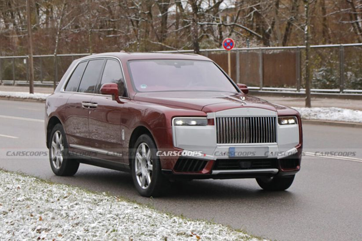Năm 2015, Rolls-Royce ra mắt Cullinan – mẫu SUV đầu tiên của hãng. Trong những năm tiếp theo, Cullinan đã nhanh chóng trở thành sản phẩm bán chạy nhất của thương hiệu. Giờ đây, mẫu xe rất quan trọng này đang được chuẩn bị cho đợt nâng cấp giữa vòng đời với những thay đổi nhẹ về ngoại thất.
