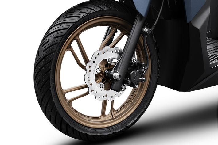 Vario 125 sở hữu phanh đĩa phía trước lượn sóng, bộ vành với thiết kế thể thao, đi cùng lốp xe không săm kích thước rộng giúp xe ổn định và bám đường tốt.