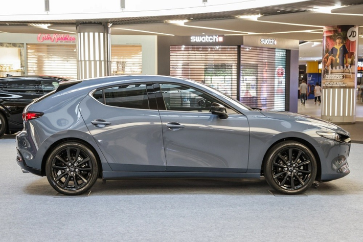 Được nhập khẩu nguyên chiếc từ Nhật Bản, Mazda3 2023 tại thị trường Malaysia có cả kiểu dáng sedan và hatchback. Xe được chia thành 4 phiên bản, giá xe Mazda3 2023 dao động từ 156.059 - 175.059 RM (khoảng 807 - 906 triệu đồng). So với xe đang bán ở Việt Nam với giá từ 579 - 729 triệu đồng, Mazda3 2023 tại Malaysia đắt hơn đáng kể.