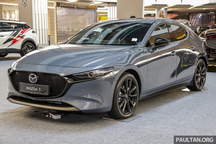 Tương tự xe ở Nhật Bản, Mazda3 2023 tại thị trường Malaysia cũng có một số thay đổi cả về trang bị lẫn động cơ. Trong khi đó, thiết kế của mẫu xe hạng C này gần như giữ nguyên. Cụ thể, Mazda3 2023 ở thị trường Malaysia có thêm những trang bị tiêu chuẩn mới như cổng USB Type C thay cho loại Type A và màn hình thông tin giải trí 10,25 inch.
