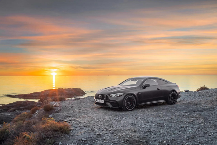 Danh mục sản phẩm xe dành cho các tay chơi của Mercedes-Benz giờ đây tiếp tục mở rộng, cụ thể là với dòng CLE Coupe khi có thêm bản hiệu năng cao Mercedes-AMG CLE 53 Coupe 2024 mới. Xe nổi bật với cụm lưới tản nhiệt AMG quen thuộc và cản trước hầm hố hơn.