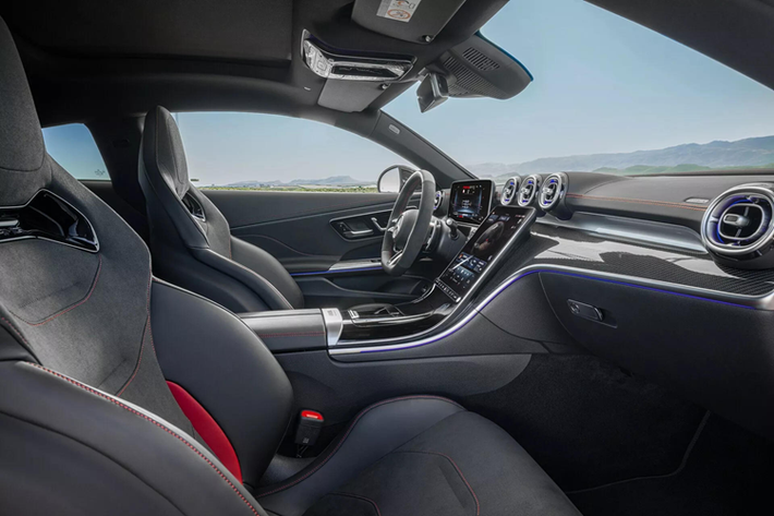 Bên trong cabin, xe sở hữu vô-lăng AMG Performance đáy phẳng bọc da đen và vật liệu giả da Alcantara, ghế ngồi AMG Performance… Xe có 5 chế độ lái gồm Slippery, Comfort, Sport, Sport+, và Individual. Mercedes-AMG cũng đã cài đặt cho xe chế độ drift để chuyển sang dẫn động cầu sau mọi lúc.
