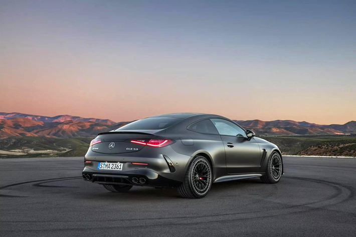 Hốc bánh Mercedes-AMG CLE 53 Coupe 2024 chạy điện trước rộng hơn 58 mm và hốc bánh xe sau rộng thêm 75 mm, mang đến vẻ oai vệ cho chiếc xe. Bộ mâm có kích thước 19 inch tiêu chuẩn hoặc 20 inch tùy chọn.