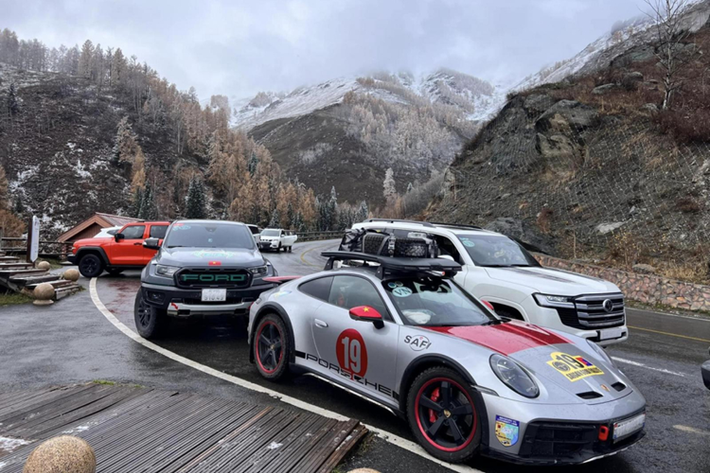 "Trái tim" của Porsche 911 Dakar 2023 sử dụng khối động cơ xăng 6 xi-lanh thẳng hàng, tăng áp kép, dung tích 3.0 lít, sản sinh công suất tối đa 473 mã lực và mô-men xoắn cực đại 570 Nm.
