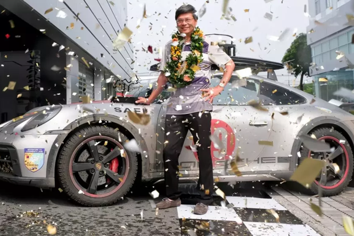 Mới đây, hình ảnh của chiếc xe thể thao giới hạn Porsche 911 Dakar hơn 16 tỷ thứ 3 về Việt Nam được đăng tải lên mạng xã hội đã nhận được sự quan tâm của giới mê xe trong nước
