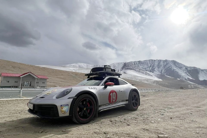 Điểm mạnh của Porsche 911 Dakar 2023 cũng chính là chìa khóa giúp doanh nhân Hải Phòng có thể dễ dàng lái xe từ Việt Nam đến sa mạc Gobi chính là việc khoảng sáng gầm cao hơn 50 mm so với xe tiêu chuẩn, ngoài ra, chiếc xe Porsche 911 Dakar còn có thể tăng thêm 30 mm nữa ở chế độ High Level.