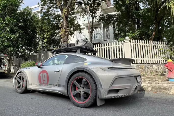 Hiện đây nhiều khả năng là 1 trong các xe Porsche 911 Dakar trên thế giới có số đồng hồ công tơ mét tăng nhanh nhất. Và chưa dừng lại đó, chủ xe Porsche 911 Dakar này cũng dự định sẽ góp mặt trong chuyến hành trình chạy từ Sài Gòn đi châu Âu, với điểm dừng chân cuối cùng là nhà máy của hãng xe Porsche, với tổng quãng đường là hơn 65.000 km.
