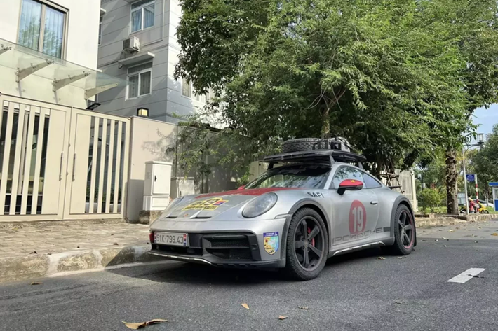Cũng thời gian này, cư dân mạng còn chú ý đến việc chiếc Porsche 911 Dakar đầu tiên về Việt Nam cũng đã có mặt tại Sài thành, sau hành trình dài hơn 3 tháng rong đuổi trên các con đường từ Nam ra Bắc, sang Trung Quốc và còn đến cả Mông Cổ.