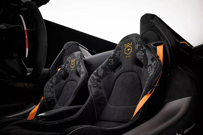 Mỗi chiếc McLaren 750S phiên bản đặc biệt phải mất 1.200 giờ để sơn. Màu đỏ và trắng ở ngoại thất lấy cảm hứng từ chiếc MP4/2. Màu xám ở bên hông xe là của chiếc F1 GTR và xanh/vàng ở đuôi xe từ chiếc M16D.
