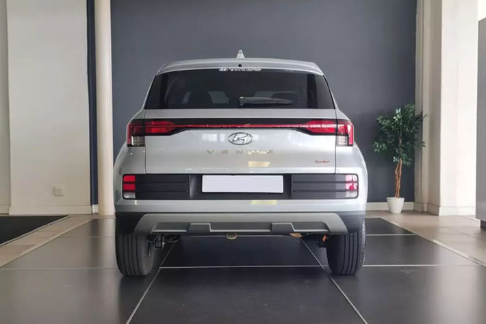 Những chi tiết thiết kế đáng chú ý khác của xe bao gồm hốc gió trung tâm rộng, ốp màu bạc ở cản trước/sau, bộ vành hợp kim 16 inch với thiết kế đa chấu khỏe khoắn, baga nóc, ăng-ten vây cá cũng như cụm đèn hậu với tạo hình chữ "T" và nằm vắt ngang đuôi xe.
