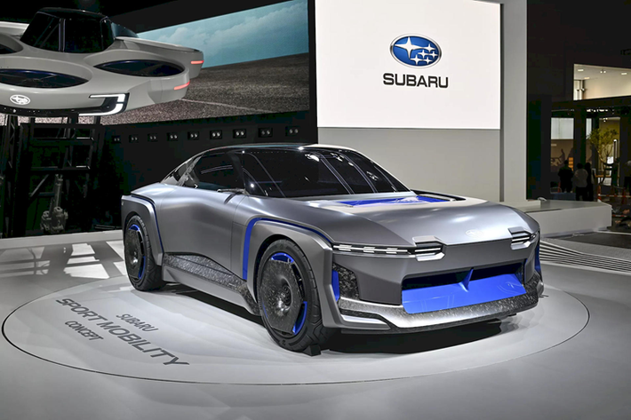 Được thiết kế để thể hiện “sự phát triển của Subaru Sport”, mẫu Subaru Sport Mobility Concept chạy điện có kiểu dáng ấn tượng kết hợp những đường cong mềm mại với những điểm nhấn vuông vắn. Subaru không mô tả nhiều về chiếc xe, nhưng phần đầu xe đặc biệt với cửa hút gió rõ rệt, khe gió dọc và đèn pha thanh mảnh khiến xe nổi bật ở gian trưng bày.