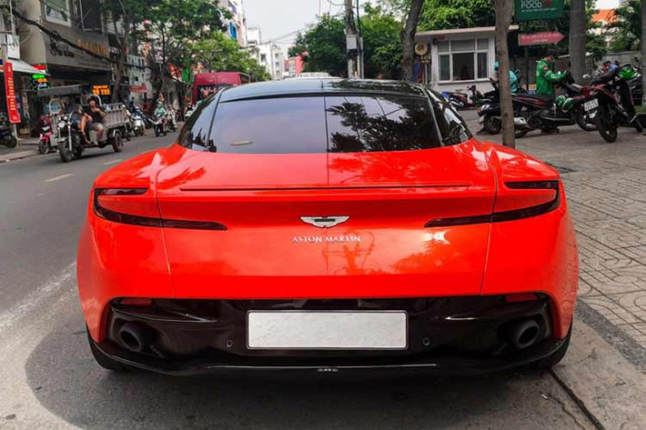Cung cấp sức mạnh cho Aston Martin DB11 V8 là khối động cơ V8 4.0 lít, tăng áp kép, do Mercedes-AMG sản xuất. Động cơ này có khả năng sản sinh công suất cực đại 503 mã lực cùng mô-men xoắn cực đại 675 Nm.