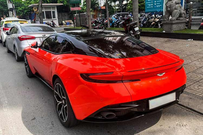 Được biết, để sở hữu “bộ cánh” màu cam Cosmos Orange độc đáo này, chủ nhân của nó phải chi một số tiền không nhỏ. Ngoài màu sơn độc đáo, xe còn được trang bị tùy chọn mâm 10 chấu 20 inch chữ Y, với bề mặt được phay kim cương sáng bóng, đi kèm là cùm phanh màu đen. Được biết, bộ la-zăng này là tùy chọn có giá khoảng 200 triệu đồng.