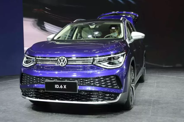 Trong những năm qua, thương hiệu Volkswagen đã bán các mẫu xe được nhập khẩu nguyên chiếc từ châu Âu và Ấn Độ tại Việt Nam. Trong thời gian tới, thương hiệu Đức có vẻ sẽ thay đổi chiến lược khi ra mắt hàng loạt mẫu xe nhập khẩu từ Trung Quốc tại Việt Nam. Cụ thể, ngoài Viloran và Teramont X, hãng còn ấp ủ kế hoạch giới thiệu mẫu ôtô điện Volkswagen ID.6 X 2024 mới.