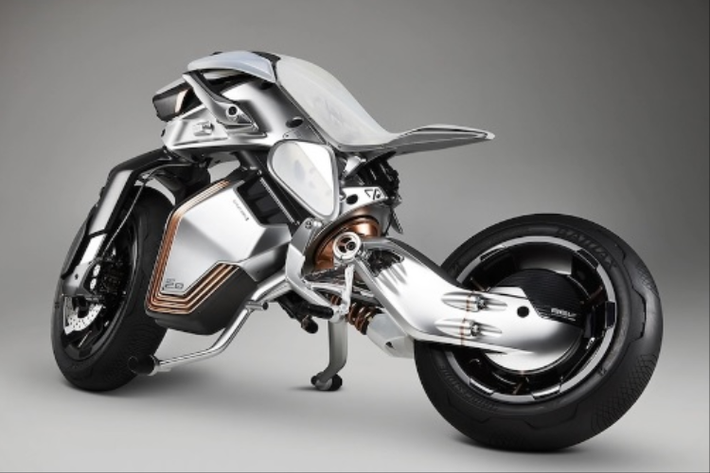 Trước đó, vào năm 2017, Yamaha từng đem mẫu mô tô concept Motoroid với khả năng tự lái và tự cân bằng tới triển lãm Tokyo Motor Show. Tới nay, mẫu xe Yamaha Motoroid 2 mới này đã được nâng cấp với diện mạo hoàn toàn mới, cùng nhiều trang bị hiện đại hơn.
