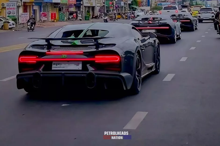 Và chỉ 1 tuần sau đó, cơn địa chấn mang tên Bugatti Chiron của các đại gia Campuchia nâng lên tầm cao mới với thêm 1 xe góp mặt, tức có đến 3 chiếc Bugatti Chiron di chuyển thành hàng, đủ làm lu mờ nhiều mẫu siêu xe đắt tiền di chuyển phía sau.