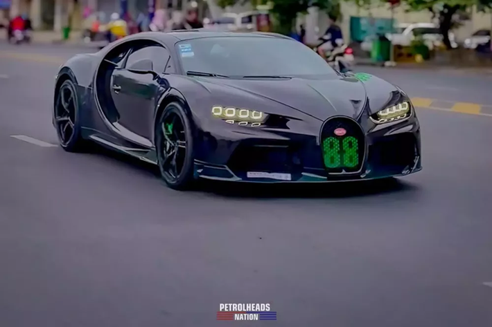 Như vậy, chỉ còn thiếu chiếc xe Sport 110 Ans Edition là đủ bộ tứ xe Bugatti Chiron biển số Campuchia, nhưng chỉ với 3 chiếc di chuyển cùng nhau, các đại gia nước này cũng đã gây choáng giới truyền thông châu Á.
