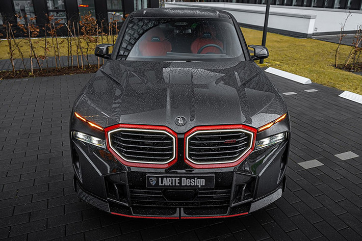 Larte Design chú trọng nhiều vào việc cải thiện thiết kế ngoại thất của chiếc SUV đỉnh cao nhà BMW, trang bị nhiều chi tiết bằng sợi carbon và thay một bộ vỏ xe bóng bẩy, nhằm tạo sự nổi bật hơn so với các mẫu SUV khác trong cùng phân khúc.