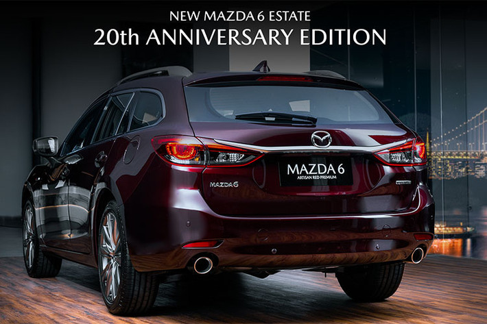 Để phân biệt Mazda6 20th Anniversary Edition 2023 mới với các phiên bản khác, bản đặc biệt này được trang bị lưới tản nhiệt Gunmetal bóng bẩy, mâm xe hợp kim Bright Metallic 19 inch, gương chiếu hậu tự động chống chói tràn viền, cùng với đó là huy hiệu 20 năm trên chắn bùn trước.