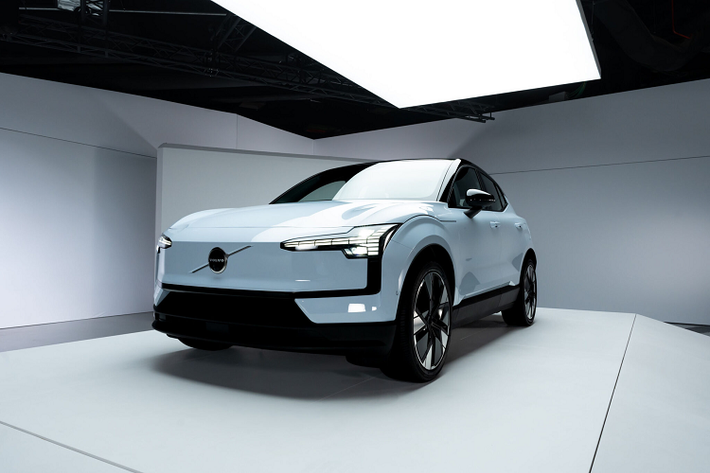 Trước đó, Volvo EX30 2024 mới được ra mắt toàn cầu vào tháng 6 tại Milan, Ý và mẫu xe này đã mở rộng số lượng sản phẩm xe thuần điện của Volvo lên 4 chiếc. Volvo EX30 được nhóm thiết kế Volvo miêu tả “tách cà phê espresso của Volvo”, EX30 tự tin chắt lọc các nguyên tắc thiết kế Scandinavia của Volvo.
