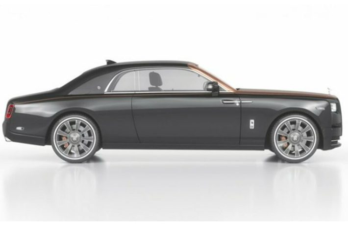 Nội thất của chiếc Rolls-Royce Phantom Coupe độ Ares Modena được hoàn thiện hoàn toàn thủ công bằng các vật liệu cao cấp. Taplo và tựa tay hàng ghế sau được nâng cấp với các họa tiết hình quả trám, trong khi ghế ngồi, tapli cửa và vô lăng được trang trí bằng các họa tiết có màu vàng Rose Gold.