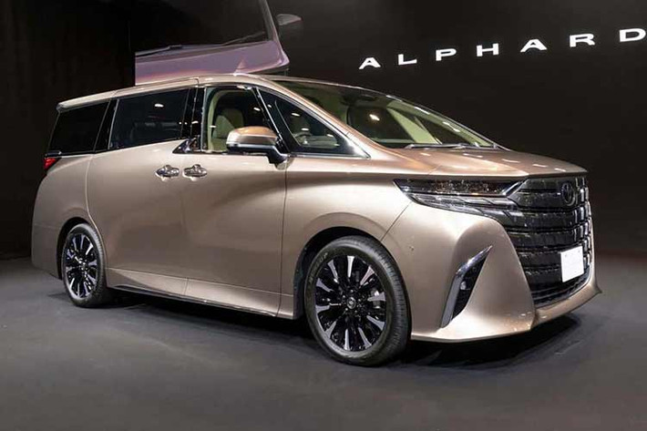 Toyota Alphard 2024 mới có giá khá cao, khoảng 538.000 ringgit (2,8 tỷ đồng) nhưng mẫu MPV hạng sang này vẫn được khách hàng nhiệt tình đón nhận với số đơn đặt hàng tăng chóng mặt. Theo đó, khách hàng tại Malaysia có thể phải mất hơn một năm mới có thể nhận xe.