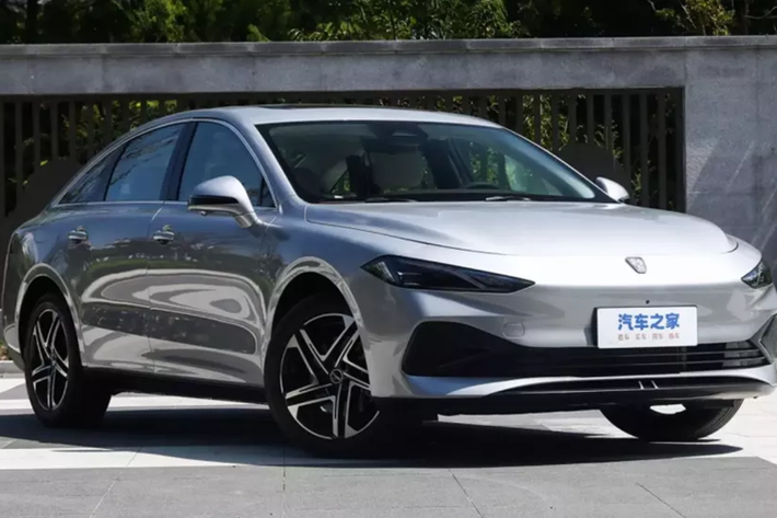 Roewe của SAIC là một thương hiệu mới, nó sở hữu các thương hiệu MG, Maxus, IM và Rising. SAIC cũng là một phần của liên doanh SGMW sản xuất Wuling Bingo, Hogguang Mini EV, Baojun Yep, v.v. Tại Trung Quốc, nhà sản xuất ô tô có trụ sở tại Thượng Hải cũng sản xuất Volkswagen, Buick, Cadillac và các loại xe khác.