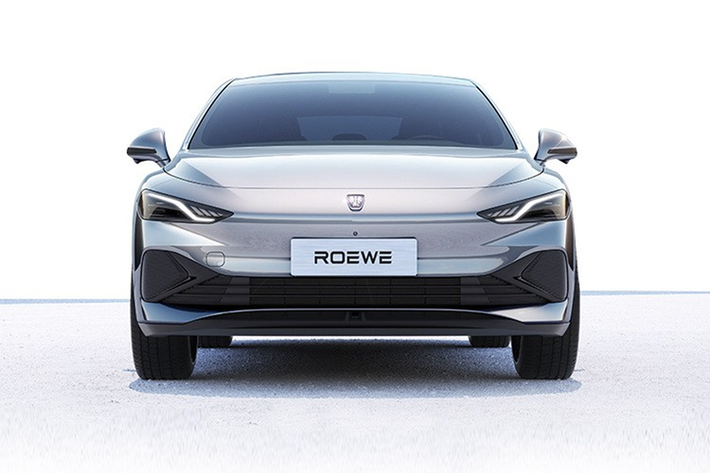 Về nội thất, Roewe D7 sử dụng buồng lái Yunsu, tông màu đất ấm áp và yên tĩnh mang đến cho người nhìn trải nghiệm hình ảnh đơn giản và sang trọng, thiết kế đường chân trời xung quanh giúp tầm nhìn rộng hơn. Ở đường hầm trung tâm, D7 EV có hai khay đựng cốc và hai miếng sạc không dây.