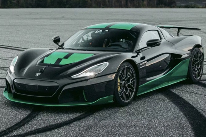Theo đó, siêu xe điện Rimac Nevera này đã đạt tốc độ chạy lùi tối đa 275,75km/h, ngang với tốc độ chạy bình thường của chiếc Lamborghini Miura. Goran Drndak (22 tuổi) chính là người cầm lái siêu xe này và thực hiện màn đi lùi tại cơ sở thử nghiệm ôtô Papenburg ở Đức.