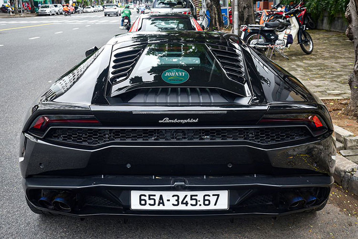 Mới đây, chiếc siêu xe Lamborghini Huracan LP610-4 đã được chủ nhân cầm lái và cho xuất hiện trên phố, và lúc này giới mê xe mới để mắt đến chiếc biển số rất đẹp. Cụ thể, Lamborghini Huracan LP610-4 biển siêu VIP 65A-345.67, như vậy, xe có biển sảnh tiến 34567, là 1 trong 6 biển sảnh rồng (5 cây) đẹp nhất, chỉ đứng sau biển 45678 và 56789. (Ảnh: Johnny & Supercar Vlog).