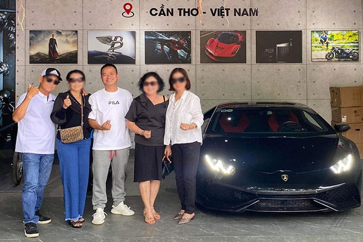 Vào năm 2018, giá lăn bánh Lamborghini Huracan LP610-4 tại thời điểm đó ước tính trên 26 tỷ đồng. Sau vài năm sử dụng, chiếc siêu xe này được làm mới ngoại thất với màu sơn đen bóng mang mã Nero Noctis. Sau khi qua nhiều đời chủ, mức giá xe chỉ còn hơn 14,5 tỷ đồng khi đến tay vị đại gia Cần Thơ.